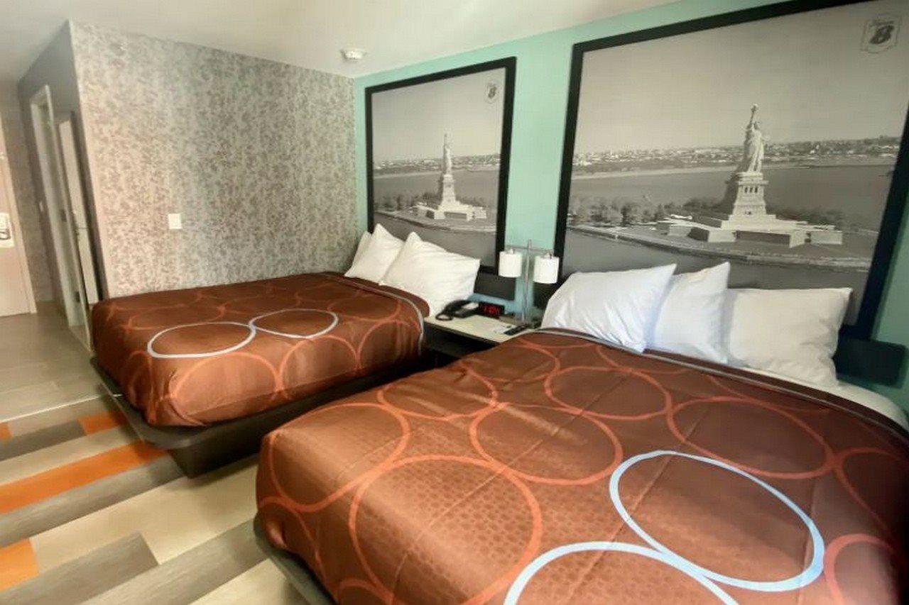 Super 8 By Wyndham Brooklyn Williamsburg Hotell New York Eksteriør bilde