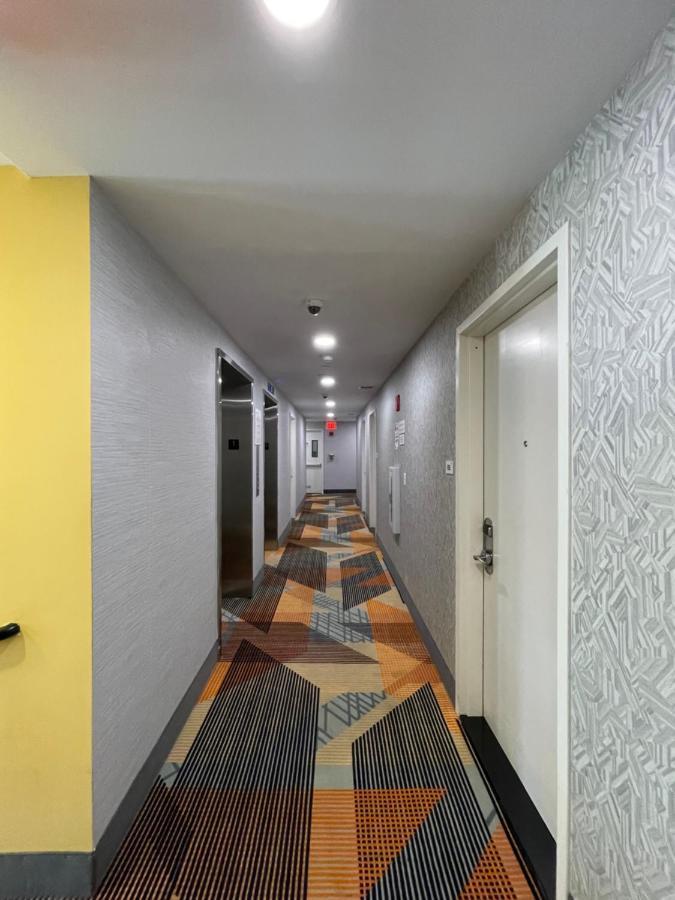 Super 8 By Wyndham Brooklyn Williamsburg Hotell New York Eksteriør bilde